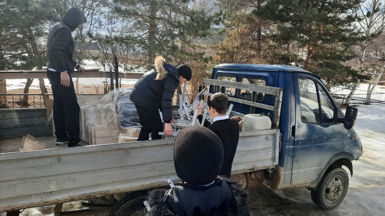 Школа получила  новую ученическую и учительскую  мебель.